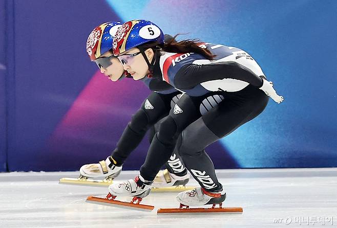 (밀라노=뉴스1) 김진환 기자 = 쇼트트랙 최민정과 김길리가 20일(현지시간) 이탈리아 밀라노 아이스 스케이팅 아레나에서 열린 2026 밀라노·코르티나담페초 동계올림픽 쇼트트랙 여자 1500m 결승에서 나란히 역주를 펼치고 있다. 2026.2.21/뉴스1  Copyright (C) 뉴스1. All rights reserved. 무단 전재 및 재배포,  AI학습 이용 금지. /사진=(밀라노=뉴스1) 김진환 기자