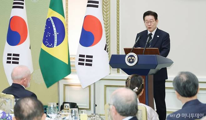 [서울=뉴시스] 최동준 기자 = 이재명 대통령이 23일 청와대에서 열린 브라질 루이스 이나시우 룰라 다 시우바 대통령 국빈 방한 환영 만찬에서 만찬사를 하고 있다. (청와대통신사진기자단) 2026.02.22. photocdj@newsis.com /사진=