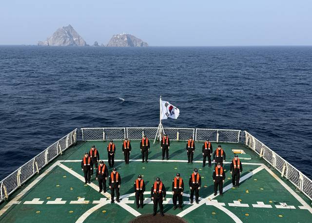 설날인 17일 독도 인근 해상에서 경비 임무를 수행 중인 5001함 직원들이 함상에서 새해 결의를 다지고 있다. 연합뉴스