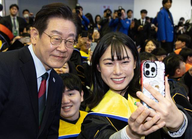 이재명 대통령이 20일 대전 유성구 한국과학기술원(KAIST)에서 열린 학위수여식에서 졸업생과 기념촬영을 하고 있다. 연합뉴스