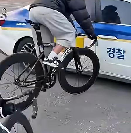 서울 여의도 공원의 한 자전거 연습장 인근 주차장에서 청소년으로 보이는 학생이 픽시 자전거로 경찰차를 들이받는 모습. 온라인 커뮤니티 동영상 캡처