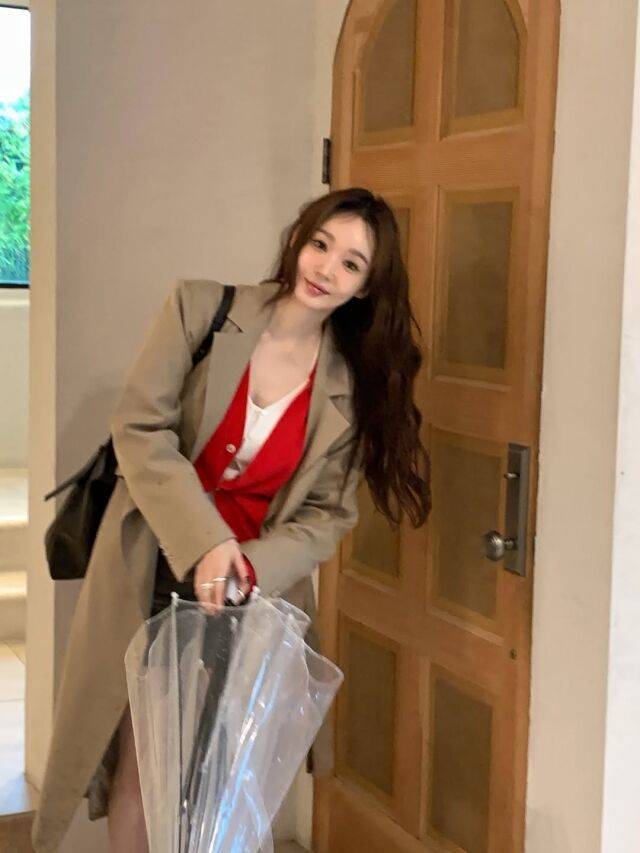 강민경이 한층 물오른 비주얼로 팬들의 시선을 사로잡았다. / 강민경 SNS