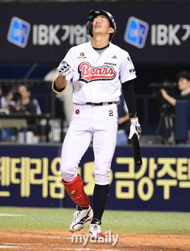 2025년 8월 27일 오후 서울 잠실구장에서 열린 '2025 신한 SOL뱅크 KBO 리그' 삼성 라이온즈와 두산 베어스의 경기. 두산 김민석이 6회말 2사 1.3루서 삼진을 당한 뒤 아쉬워하고 있다./마이데일리