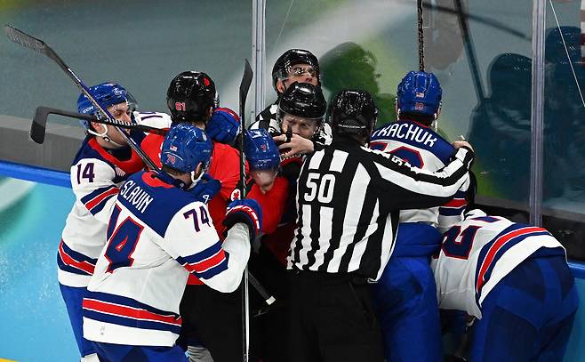미국과 캐나다의 남자 아이스하키 결승전에서 치열한 육탄전이 펼쳐지는 모습. [게티이미지]