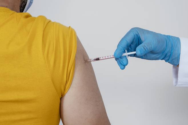 감사원 조사 결과 유효기간이 지난 백신이 다수 접종됐음에도 질병청은 오접종 사실을 알리지 않은 것으로 나타났다. 이물이 발견된 백신에 대해서도 접종 보류 조치를 하지 않아 같은 제조번호가 붙은 백신이 그대로 접종된 것으로 조사됐다. [출처 게티이미지뱅크]