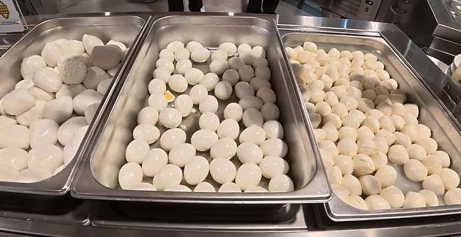 밀라노-코르티나담페초 올림픽 선수촌 식당의 달걀과 치즈 [유튜브 콰쿄기 캡처]