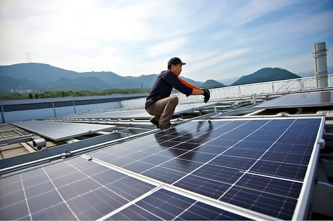 태양광 발전 설치 작업[123RF]
