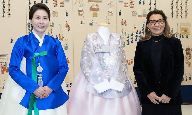 김혜경 여사가 23일 청와대에서 루이스 이나시우 룰라 다시우바 브라질 대통령과 함께 국빈 방한한 호잔젤라 다시우바 여사에게 맞춤전통한복을 선물한 뒤 기념촬영하고 있다. [연합]