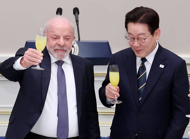 이재명 대통령과 루이스 이나시우 룰라 다시우바 브라질 대통령이 23일 청와대에서 열린 국빈 방한 환영 만찬에서 건배하고 있다. [연합]