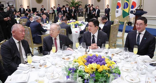정의선 현대차그룹 회장(왼쪽부터), 손경식 CJ그룹 회장 겸 한국경영자총협회장, 정기선 HD현대 회장, 구광모 LG 그룹 회장이 23일 청와대에서 열린 이재명 대통령 주최 루이스 이나시우 룰라 다시우바 브라질 대통령 국빈방한 환영 만찬에서 대화하고 있다. [연합]
