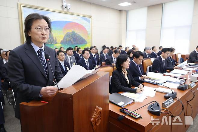[서울=뉴시스] 조성봉 기자 = 주병기 공정거래위원장이 23일 오전 서울 여의도 국회에서 열린 정무위원회 전체회의에서 업무보고를  하고 있다. 2026.02.23. suncho21@newsis.com