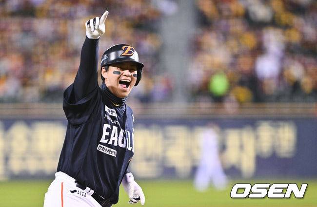 [OSEN=잠실, 박준형 기자] 27일 오후 서울 잠실야구장에서 2025 신한 SOL Bank KBO리그 포스트시즌 한국시리즈 2차전 LG 트윈스와 한화 이글스의 경기가 열렸다.LG는 임찬규, 한화는 류현진을 선발 투수로 내세웠다.1회초 1사 한화 노시환이 백투백 홈런을 날린뒤 기뻐하며 베이스를 돌고 있다.  2025.10.27 / soul1014@osen.co.kr