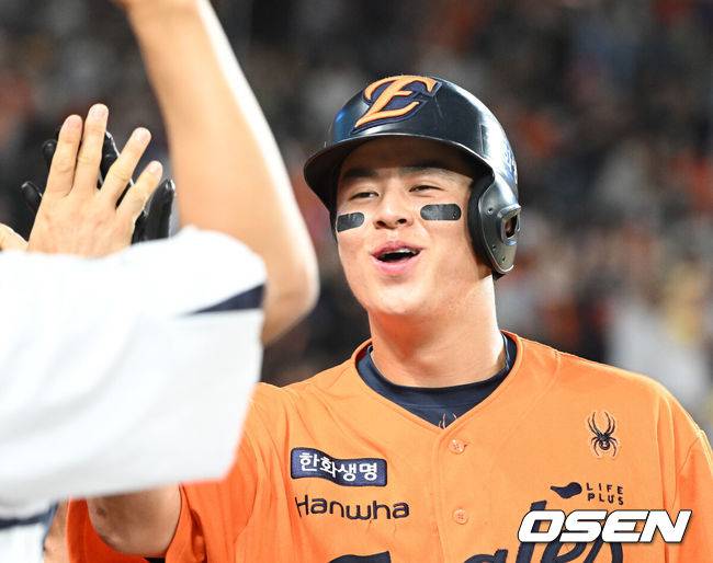 [OSEN=대전, 이대선 기자] 24일 오후 대전 한화생명볼파크에서 2025 신한 SOL Bank KBO리그 한화 이글스와 SSG 랜더스의 경기가 열렸다.한화는 와이스, SSG은 송영진을 선발로 내세웠다.5회말 2사 1루에서 한화 노시환이 좌중월 투런 홈런을 치고 더그아웃에서 환호하고 있다. 2025.08.24 /sunday@osen.co.kr