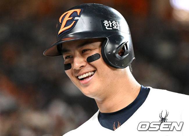 [OSEN=대전, 이대선 기자] 19일 오후 대전 한화생명볼파크에서 2025 신한 SOL Bank KBO리그 한화 이글스와 두산 베어스의 경기가 열렸다.한화는 와이스, 두산은 콜어빈을 선발로 내세웠다.5회말 무사에서 한화 노시환이 좌월 솔로 홈런을 치고 환호하고 있다. 2025.08.19 /sunday@osen.co.kr