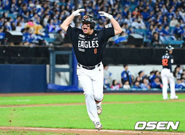 [OSEN=대구, 최규한 기자] 21일 대구 삼성라이온즈파크에서 ‘2025 신한 SOL Bank KBO리그’ 포스트시즌 플레이오프 3차전 삼성 라이온즈와 한화 이글스의 경기가 열렸다.홈팀 삼성은 아리엘 후라도, 방문팀 한화는 류현진을 선발로 내세웠다.5회초 2사 3루 상황 한화 노시환이 역전 좌월 투런포를 날리고 더그아웃을 향해 포효하고 있다. 2025.10.21 / dreamer@osen.co.kr