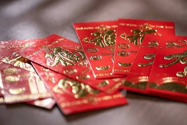 중국의 한 아버지가 아들의 세뱃돈을 재혼 비용으로 써서 논란이 되었다. 법원은 아버지에게 “전액 반환’이라는 판결을 내렸다. 사진은 세뱃돈을 담는 봉투.