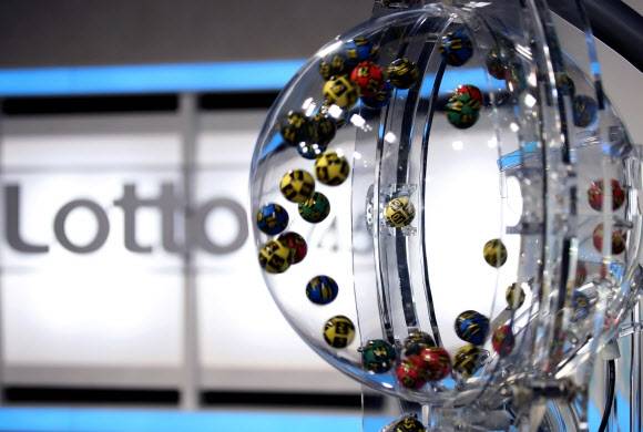 서울 마포구 MBC 상암사옥 골드마우스홀에서 ‘대국민 로또 추첨 공개 방송’을 위해 추첨 장비가 테스트되고 있다. 기사와 직접 관련 없음. 2023.06.10 뉴시스