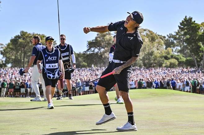 앤서니 김이 LIV 골프 우승을 확정짓고  포효하고 있다.