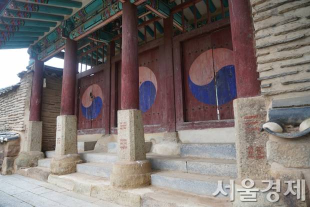 유네스코 세계유산인 안동 병산서원의 사당 존덕사 대문 모습. 태극과 팔괘로 무늬가 돼 있다. 최수문기자