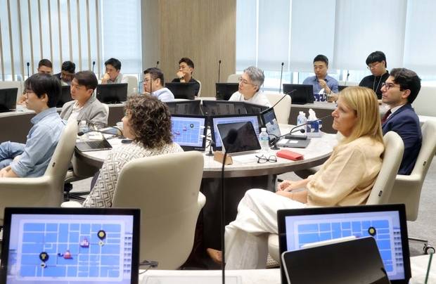 지난해 9월 카카오모빌리티 사옥을 방문한 디리야컴퍼니 관계자들이 카카오모빌리티 관계자들과 함께 카카오모빌리티의 기술 및 서비스에 대한 설명을 듣고 있다. 사진 제공=카카오모빌리티