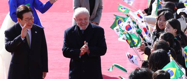 이재명 대통령과 루이스 이나시우 룰라 다시우바 브라질 대통령이 23일 청와대에서 열린 국빈 방한 공식환영식에서 어린이 환영단을 향해 인사하고 있다. 연합뉴스