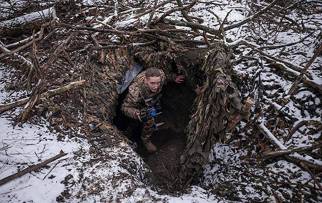 1월 16일(현지 시간) 우크라이나 도네츠크주 코스탄티니우카 인근 참호에서 우크라이나 제93 독립기계화여단 소속 병사가 러시아군 진지를 향해 드론을 발사할 준비를 하고 있다. AP뉴시스