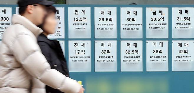 서울 시내 한 부동산에 인근 아파트 전세·매매 매물 안내문이 붙어 있다. 뉴스1