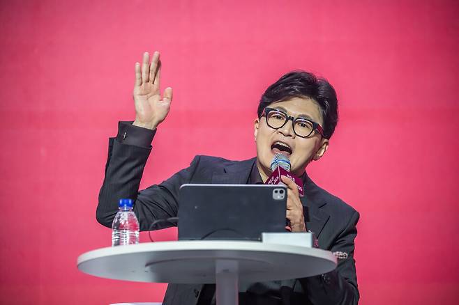 한동훈 국민의힘 전 대표가 8일 서울 송파구 잠실실내체육관에서 열린 토크콘서트에서 발언하고 있다. ⓒ시사저널 최준필