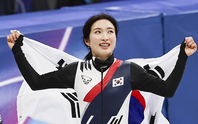 김길리가 21일(한국시간)&nbsp;밀라노 아이스스케이팅 아레나에서 열린 쇼트트랙 여자 1500m 결선에서 금메달을 따낸 뒤 태극기를 들고 트랙을 돌고 있다. 밀라노ㅣ뉴시스