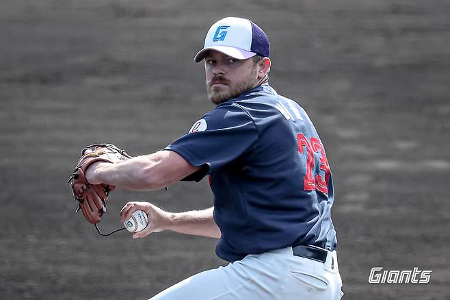 롯데 외국인 투수 제레미 비슬리가 22일 난고 스타디움서 열린 세이부와 연습경기서 역투하고 있다. 사진제공|롯데 자이언츠