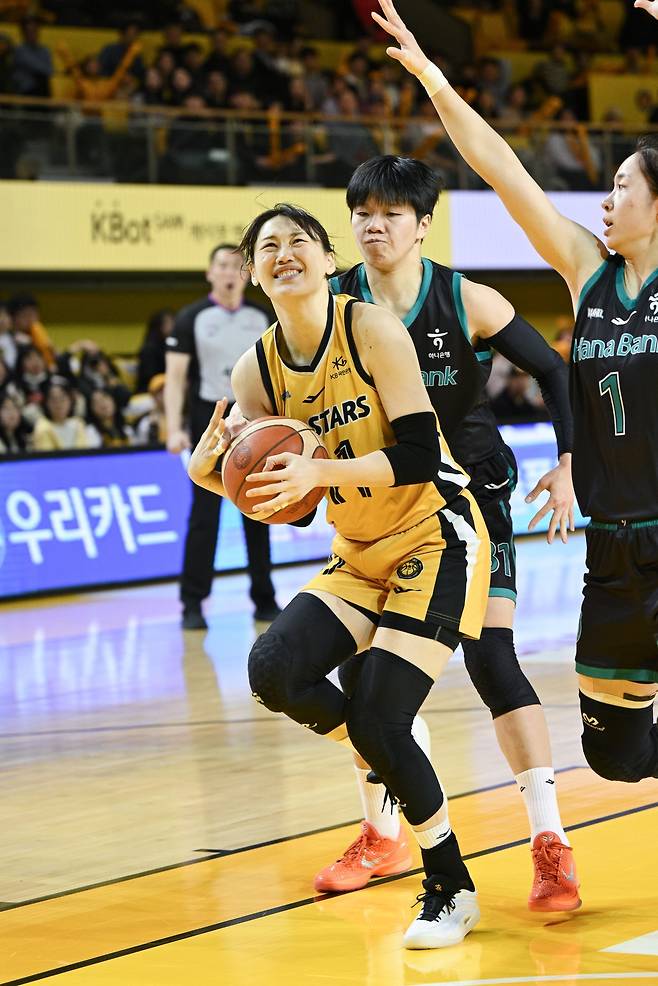 강이슬(왼쪽)이 23일 청주 KB스타즈챔피언스파크서 열린 하나은행전에서 진안의 수비를 뚫고 골밑 공격을 시도하고 있다. 사진제공｜WKBL