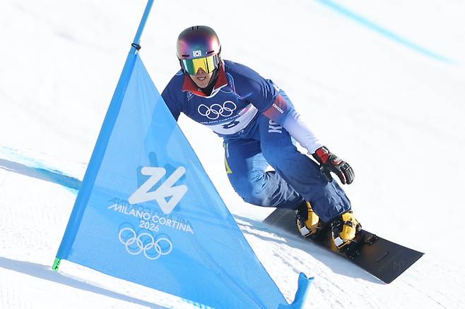 8일(현지시간) 이탈리아 리비뇨 스노파크에서 열린 2026 밀라노-코르티나담페초 동계올림픽 스노보드 남자 평행 대회전 16강에 출전한 김상겸이 경기를 펼치고 있다. 2026.2.8 연합뉴스