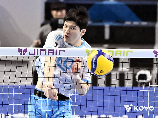 대한항공 주포 정지석이 22일 인천계양체육관에서 열린 V리그 남자부 현대캐피탈전 스파이크하고 있다. KOVO 제공