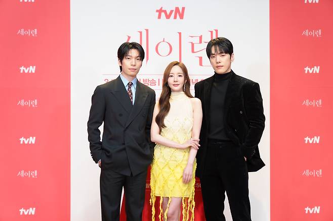 (왼쪽부터) 배우 위하준, 박민영, 김정현이 23일 온라인으로 진행된 tvN 새 월화드라마 ‘세이렌’ 제작발표회에서 포즈를 취하고 있다. tvN 제공