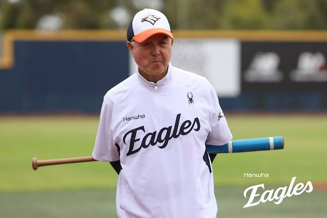 ▲ 김경문 한화 이글스 감독. 한화 이글스는 23일 오전 주전 3루수 노시환과 비FA 다년계약 체결을 공식 발표했다. 계약 조건은 2027시즌부터 2037시즌까지 11년이며 옵션 포함 총액은 무려 307억원이다. FA 계약과 비FA 다년계약을 통틀어 KBO리그 역대 최장기이자 최대 규모 계약을 자랑했다.&nbsp;ⓒ한화 이글스