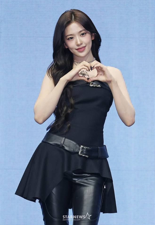 걸그룹 아이브(IVE) 안유진이 23일 오후 서울 광진구 예스24라이브홀에서 진행된 정규 2집 ‘REVIVE+'(리바이브 플러스) 발매기념 쇼케이스에서 포즈를 취하고 있다.  이번 앨범에는 더블 타이틀곡인 ‘BLACKHOLE'(블랙홀), ‘BANG BANG'(뱅뱅)을 비롯해, ‘숨바꼭질'(Hush), ‘악성코드'(Stuck In Your Head), ‘Fireworks'(파이어워크), ‘HOT COFFEE'(핫커피), 장원영의 ‘8'(에잇), 가을의 ‘Odd'(오드), 이서의 ‘Super ICY'(슈퍼 아이시), 리즈의 ‘Unreal'(언리얼), 레이의 ‘In Your Heart'(인 유어 하트), 안유진의 ‘Force'(포스) 등 멤버별 솔로 트랙을 포함한 총 12곡이 수록됐다. /2026.02.23 /사진=이동훈 photoguy@