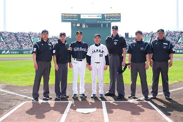 22일 열린 평가전을 앞두고 심판진과 양 팀 감독이 기념촬영을 하고 있다. /사진=일본 야구 대표팀 공식 홈페이지