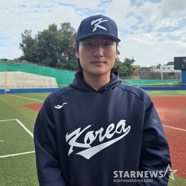 두산 김택연이 23일 일본 오키나와현 카데나에 위치한 카데나 야구장에서 취재진과 인터뷰를 가졌다. /사진=김동윤 기자