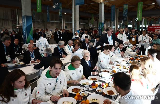 선수촌에서 식사하는 선수들 [AP=연합뉴스]