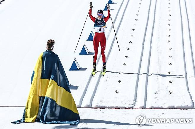 크로스컨트리 여자 매스스타트 우승자 엡바 안데르손(왼쪽)의 환영을 받으며 결승선 들어오는 은메달리스트 하이디 벵 [EPA=연합뉴스]