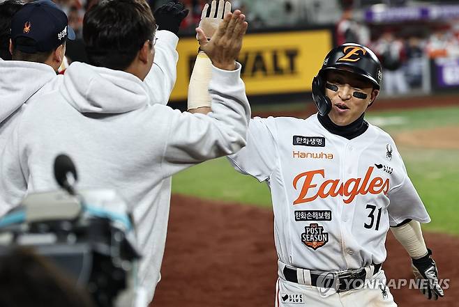 한화 손아섭 '좋아!' (대전=연합뉴스) 김인철 기자 = 30일 대전 한화생명 볼파크에서 열린 2025 프로야구 KBO리그 포스트시즌 한국시리즈 4차전 LG 트윈스와 한화 이글스의 경기. 7회말 2사 2, 3루 한화 문현빈의 2타점 적시타로 홈을 밟은 손아섭이 하이파이브를 하고 있다. 2025.10.30 yatoya@yna.co.kr