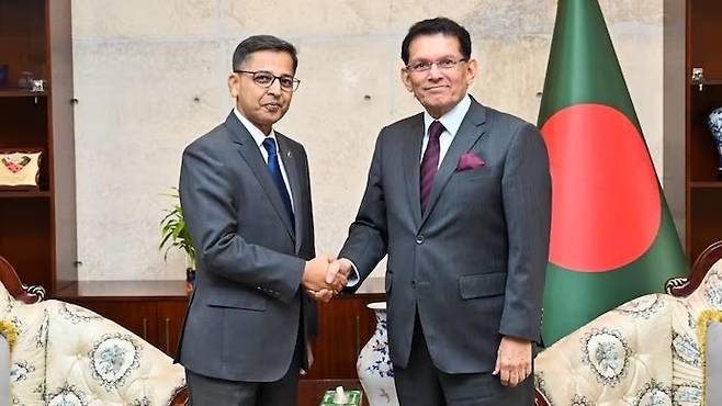 베르마 인도 대사(왼쪽)와 라흐만 방글라데시 외무장관  [방글라데시 주재 인도대사관 엑스 캡처. 재판매 및 DB 금지]