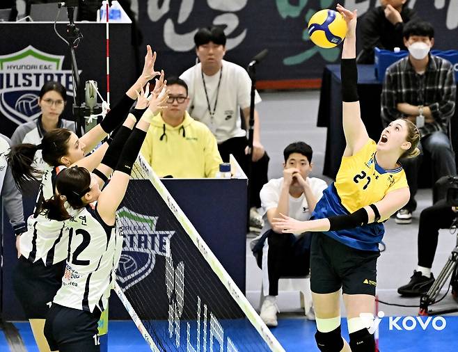 공격하는 현대건설의 카리 가이스버거(등록명 카리) [한국배구연맹 제공. 재판매 및 DB 금지]