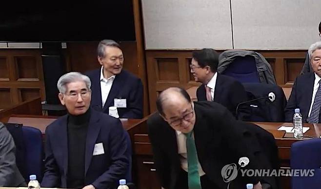 '내란 우두머리 혐의' 윤석열 1심 선고공판 (서울=연합뉴스) 윤석열 전 대통령이 19일 서초구 서울중앙지방법원에서 열린 12·3 비상계엄 관련 내란 우두머리 혐의 1심 선고공판에 출석해 있다.
    이날 서울중앙지법 형사합의25부(지귀연 부장판사)는 윤 전 대통령에게 무기징역을 선고했다. 2026.2.19 [서울중앙지법 제공. 재판매 및 DB 금지] photo@yna.co.kr