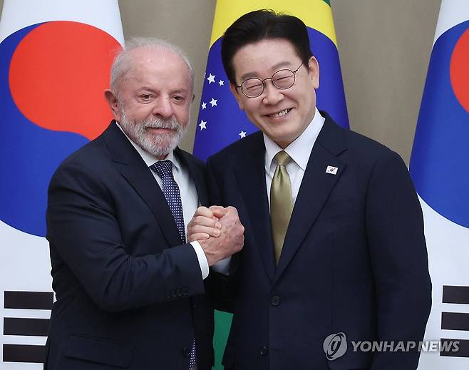 기념촬영하는 한-브라질 정상 (서울=연합뉴스) 한상균 기자 = 이재명 대통령과 루이스 이나시우 룰라 다시우바 브라질 대통령이 23일 청와대에서 열린 확대 정상회담에서 기념촬영을 하고 있다. 2026.2.23 xyz@yna.co.kr