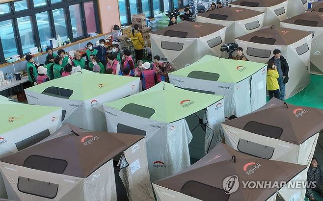 경남 함양 산불 대피소 (함양=연합뉴스) 김동민 기자 = 23일 경남 함양군 유림면 유림어울림체육관에 마련된 함양 산불 이재민 대피소에서 자원봉사자가 분주히 움직이고 있다. 2026.2.23 image@yna.co.kr