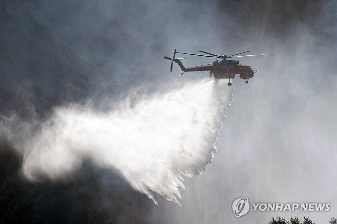 산림청 헬기 물 투하 (함양=연합뉴스) 산림 당국 헬기가 23일 경남 함양군 마천면에서 산불 진화 작업을 하고 있다. 2026.2.23 [산림청 제공. 재판매 및 DB 금지]