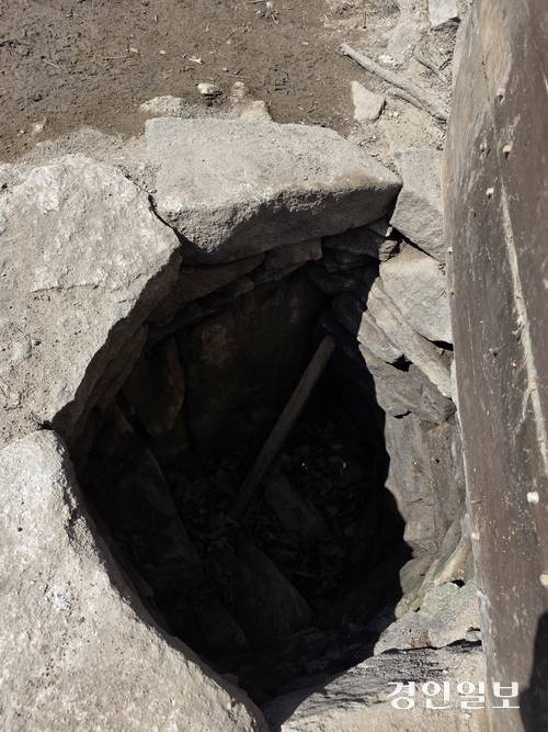 참성단에 홀로 우뚝 선 천연기념물 소사나무 아래의 우물. 이 높은 곳에 무슨 우물이 있을까 싶다. 2026.2.16 /정진오기자 schild@kyeongin.com