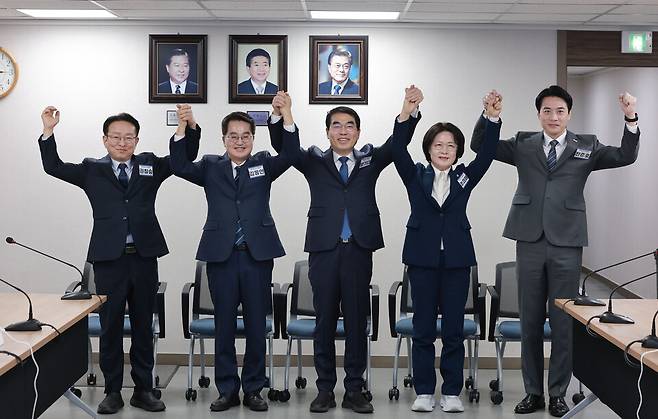 ▲6·3 지방선거 경기도지사에 도전하는 더불어민주당 예비후보들이 24일 서울 영등포구 여의도 더불어민주당 중앙당사에서 열린 광역단체장 후보 면접에서 기념 촬영하고 있다. 왼쪽부터 더불어민주당 권칠승 의원, 김동연 경기도지사, 더불어민주당 양기대 전 의원, 더불어민주당 추미애·한준호 의원. /연합뉴스