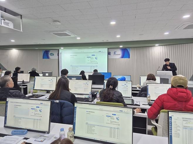 경기도장애인체육회가 24일 안산시 상록구 경기테크노파크 디지털전환허브에서 실시한 '2026 경기도장애인체육회 가맹단체 상반기 직무교육'에서 참석자들이 교육을 받고 있다.